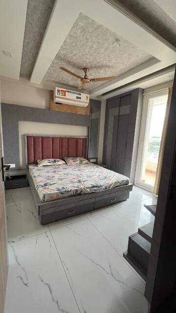 Bedroom in 4 BHK Apartment at Mansarovar Extension – for Rent