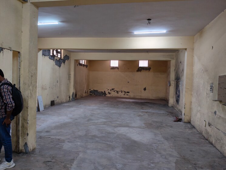 Room, sector 63 Commercial Warehouse 1600 Sq.Yd. In Sector 63 Noida 9100391