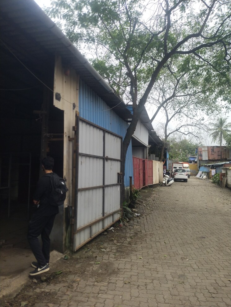  Parking, chembur Commercial Warehouse 900 Sq.Yd. In Chembur Mumbai 9100387