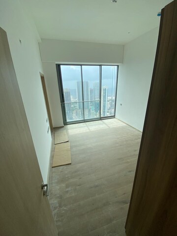 Room in 4 BHK Apartment at Rustomjee Crown, Prabhadevi – for Rent