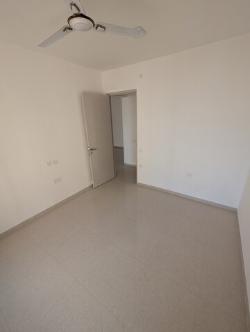 Room in 1 BHK Apartment at Hiranandani Fortune City, New Panvel – for Rent