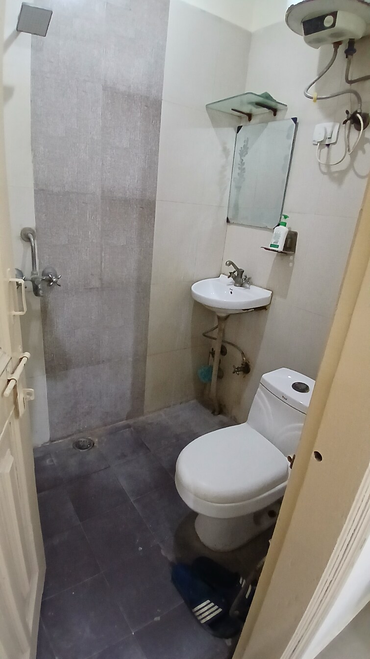 Bathroom, zakir nagar 3 Bedroom 1350 Sq.Ft. Apartment In Zakir Nagar Delhi 9100507