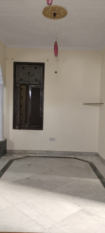 Room in 3.5 BHK Builder Floor at Kavi Nagar Block J – for Rent