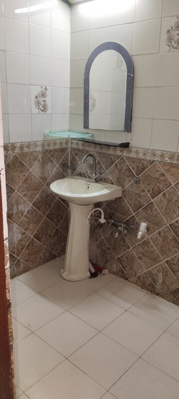 Bathroom in 3.5 BHK Builder Floor at Kavi Nagar Block J – for Rent