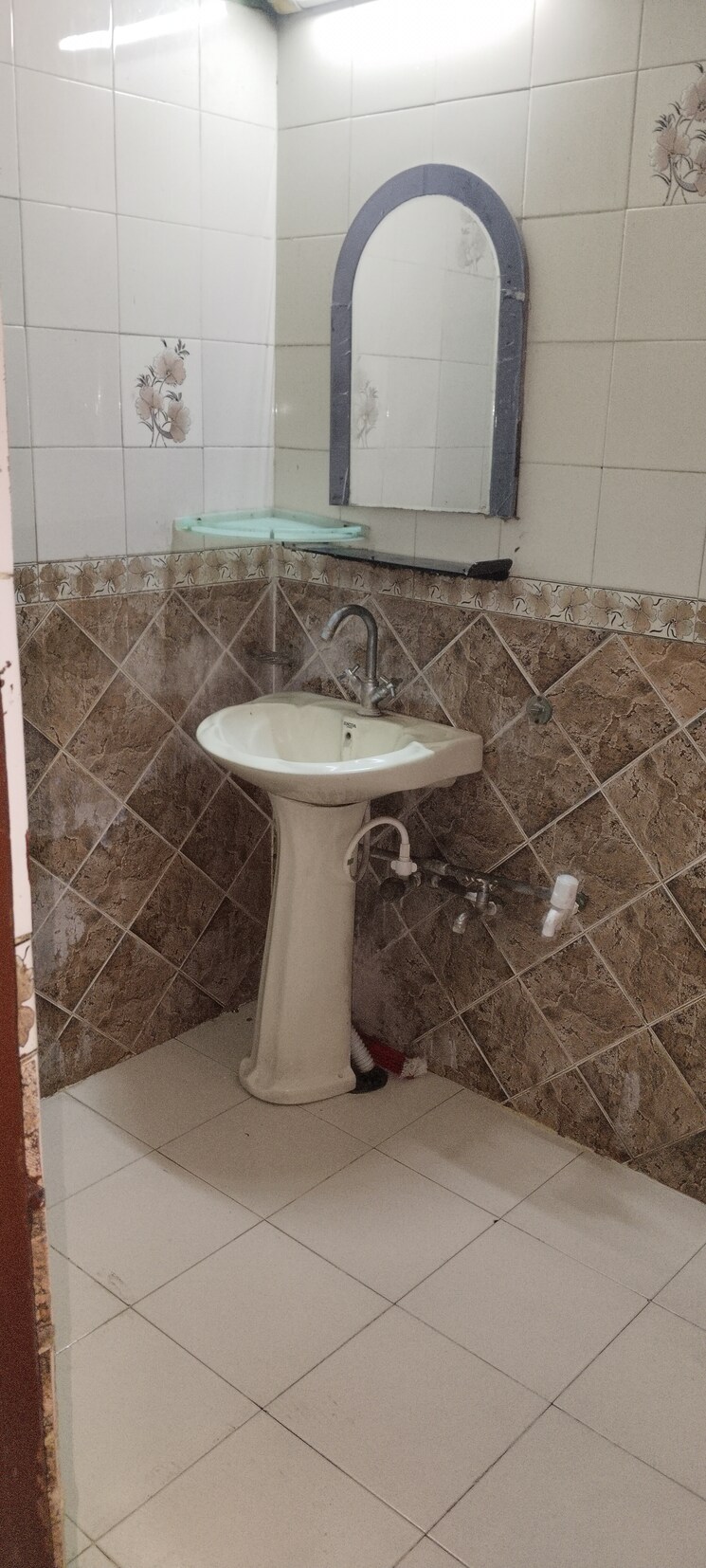 Bathroom, kavi nagar block j 3.5 Bedroom 1800 Sq.Ft. Builder Floor In Kavi Nagar Block J Ghaziabad 9100520