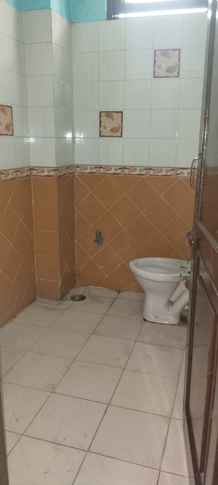 Bathroom, kavi nagar block j 3.5 Bedroom 1800 Sq.Ft. Builder Floor In Kavi Nagar Block J Ghaziabad 9100520