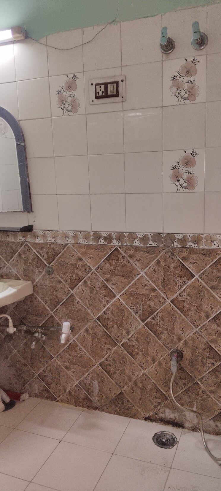 Bathroom, kavi nagar block j 3.5 Bedroom 1800 Sq.Ft. Builder Floor In Kavi Nagar Block J Ghaziabad 9100520