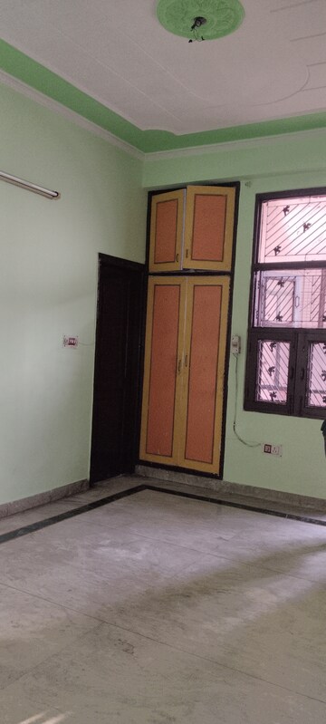 Room in 3.5 BHK Builder Floor at Kavi Nagar Block J – for Rent