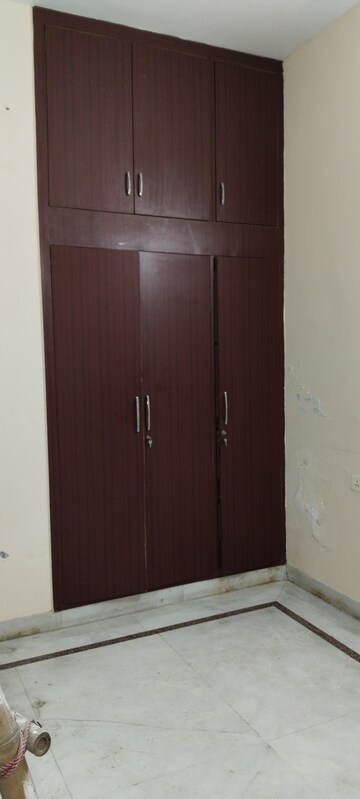 Furnished Amenities in 3.5 BHK Builder Floor at Kavi Nagar Block G – for Rent