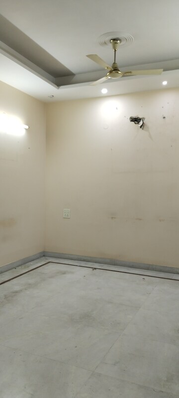 Room in 3.5 BHK Builder Floor at Kavi Nagar Block G – for Rent