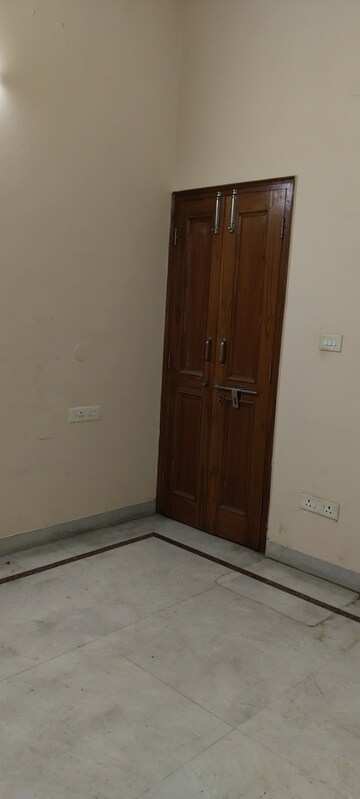 Furnished Amenities in 3.5 BHK Builder Floor at Kavi Nagar Block G – for Rent