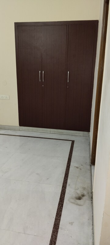 Room in 3.5 BHK Builder Floor at Kavi Nagar Block G – for Rent