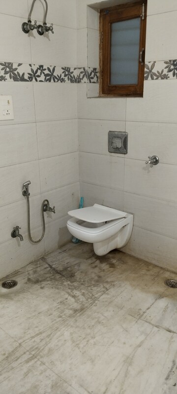 Bathroom in 3.5 BHK Builder Floor at Kavi Nagar Block G – for Rent