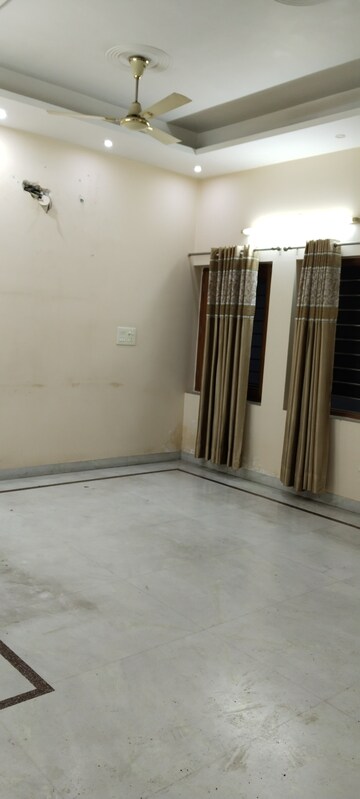 Room in 3.5 BHK Builder Floor at Kavi Nagar Block G – for Rent