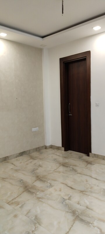 Room in 3.5 BHK Builder Floor at Kavi Nagar Block H – for Rent