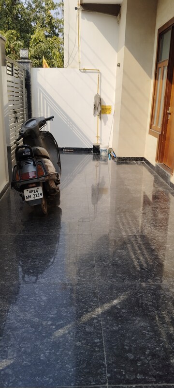 Parking in 3.5 BHK Builder Floor at Kavi Nagar Block H – for Rent