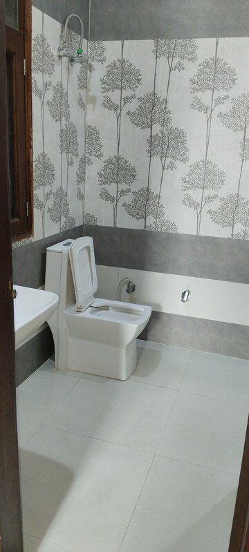 Bathroom in 3.5 BHK Builder Floor at Kavi Nagar Block H – for Rent