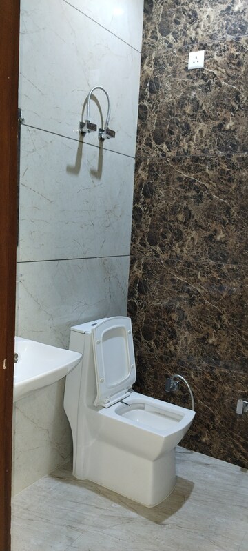 Bathroom in 3.5 BHK Builder Floor at Kavi Nagar Block H – for Rent