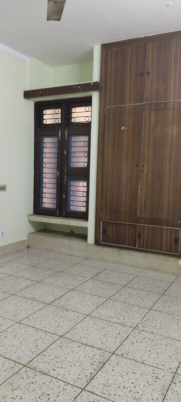 Room in 2.5 BHK Builder Floor at A Block Shastri Nagar – for Rent