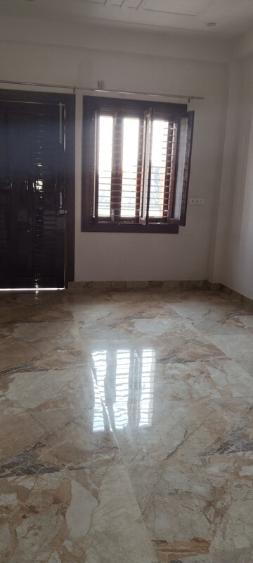 Room in 3.5 BHK Builder Floor at H Block Shastri Nagar – for Rent