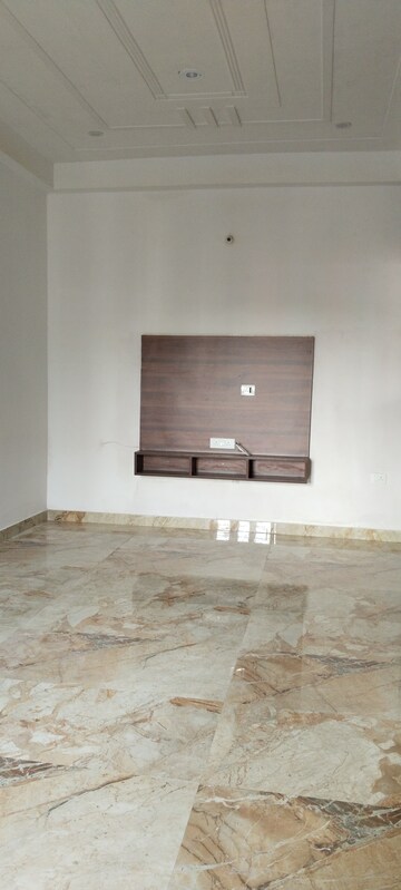 Furnished Amenities in 3.5 BHK Builder Floor at H Block Shastri Nagar – for Rent