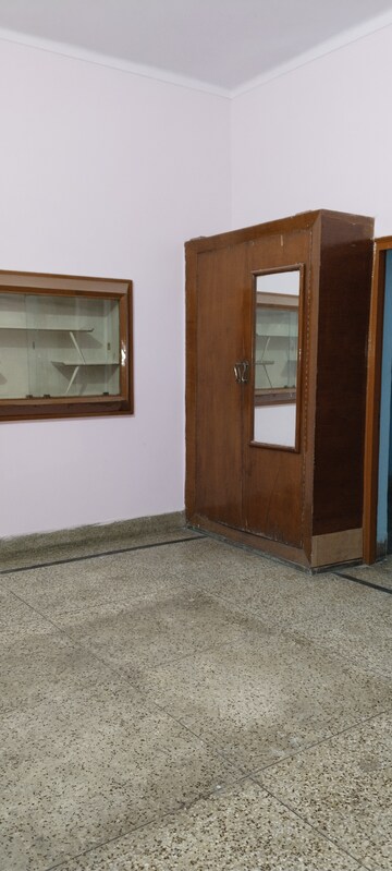Room in 3 BHK Builder Floor at Kavi Nagar Block H – for Rent