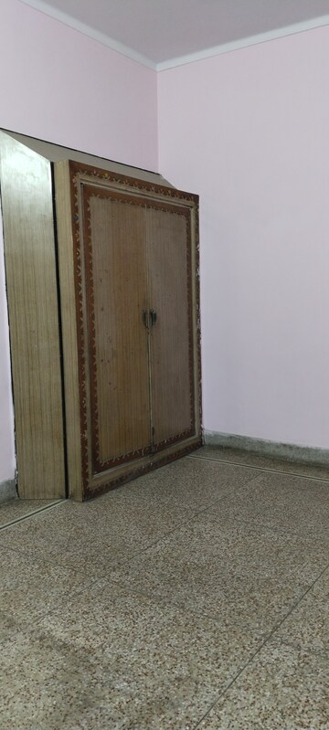 Room in 3 BHK Builder Floor at Kavi Nagar Block H – for Rent