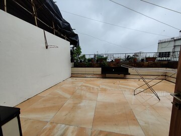Terrace in 3 BHK Apartment at Felicia Apartment, Pali Hill – for Rent