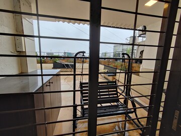 Terrace in 3 BHK Apartment at Felicia Apartment, Pali Hill – for Rent