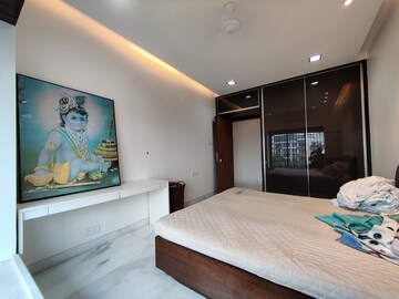 Bedroom in 3 BHK Apartment at Felicia Apartment, Pali Hill – for Rent