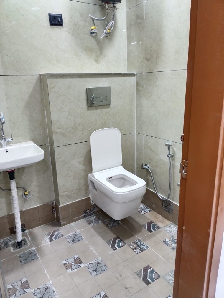 Bathroom, govindpuri 2 Bedroom 580 Sq.Ft. Builder Floor In Govindpuri Delhi 9100614