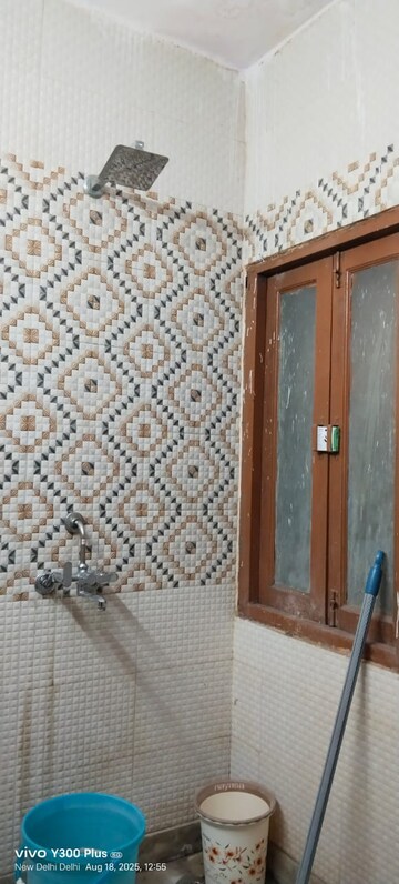 Room in 1 BHK Builder Floor at Govindpuri – for Rent
