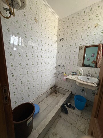 Bathroom in 1 BHK Builder Floor at Sector 40 – for Rent
