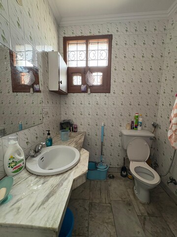 Bathroom in 1 BHK Builder Floor at Sector 40 – for Rent