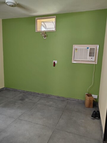 Room in 3 BHK Builder Floor at Sector 44 – for Rent