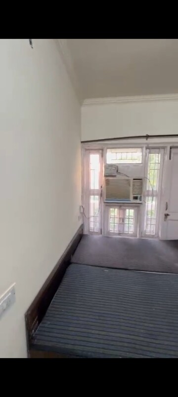 Room in 2 BHK Builder Floor at Sector 40 – for Rent