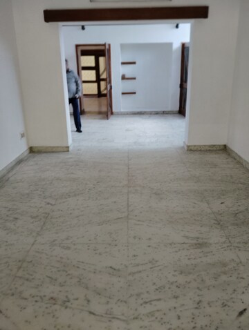 Room in 4 BHK Independent House at Aliganj – for Rent