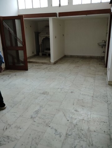 Room in 4 BHK Independent House at Aliganj – for Rent