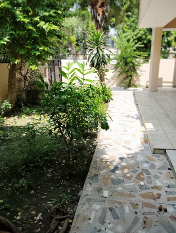 Balcony in 4 BHK Independent House at Aliganj – for Rent