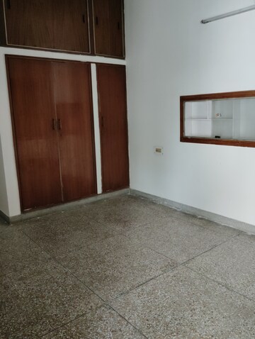 Room in 4 BHK Independent House at Aliganj – for Rent