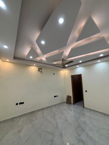Room in 2 BHK Builder Floor at DS Homes Noida, Sector 70 – for Rent