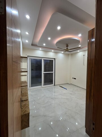 Room in 2 BHK Builder Floor at DS Homes Noida, Sector 70 – for Rent