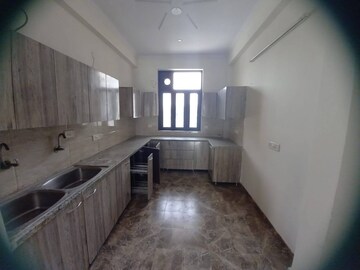 Building Lobby in 2 BHK Builder Floor at Gardenia Glory, Sector 46 – for Rent