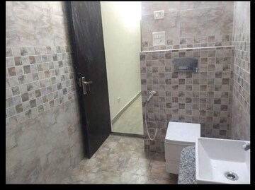 Bathroom in 2 BHK Builder Floor at Gardenia Glory, Sector 46 – for Rent