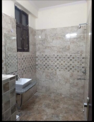 Bathroom in 2 BHK Builder Floor at Gardenia Glory, Sector 46 – for Rent