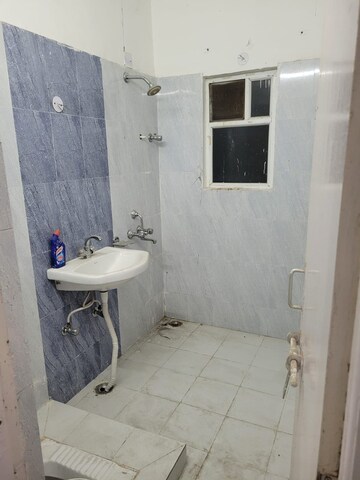 Master Bedroom in 2.5 BHK Apartment at Sargam Apartment, Jankipuram – for Rent