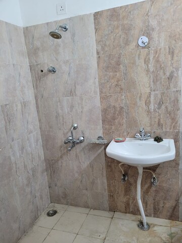 Master Bedroom in 2.5 BHK Apartment at Sargam Apartment, Jankipuram – for Rent