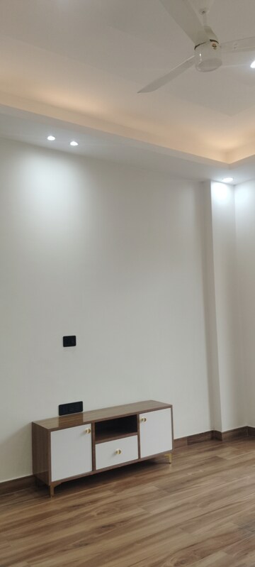 Master Bedroom in 4 BHK Builder Floor at Unitech South City II, Sector 50 – for Sale