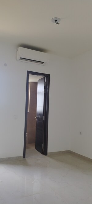 Furnished Amenities in 3.5 BHK Builder Floor at Smart World Orchard, Sector 61 – for Sale