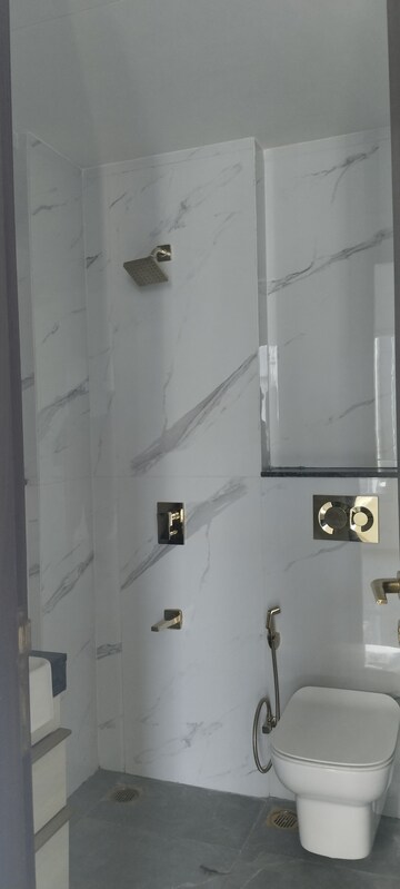 Bathroom in 3.5 BHK Builder Floor at Smart World Orchard, Sector 61 – for Sale